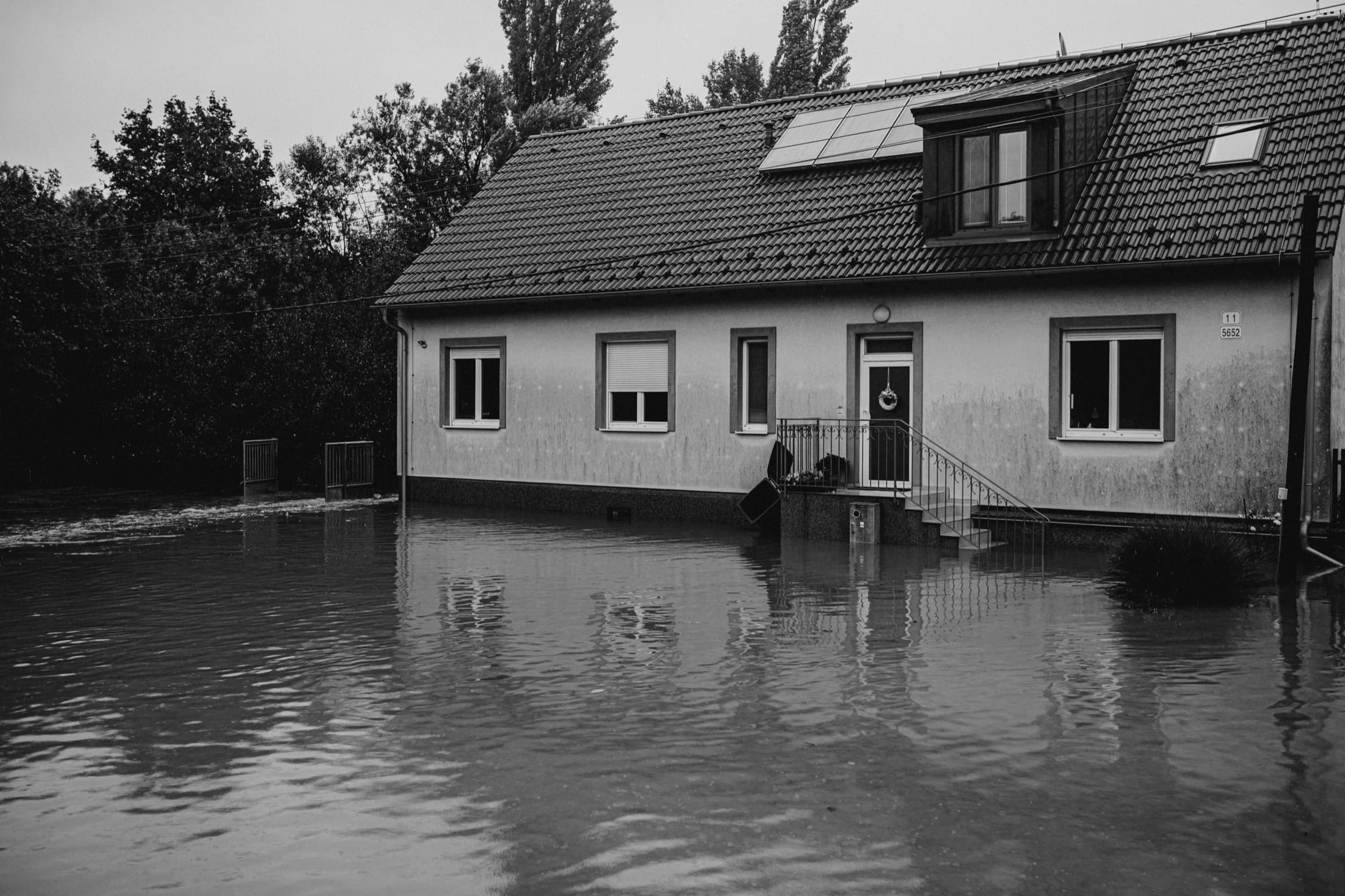 Une maison isolée au milieu de l'eau, après une crue
