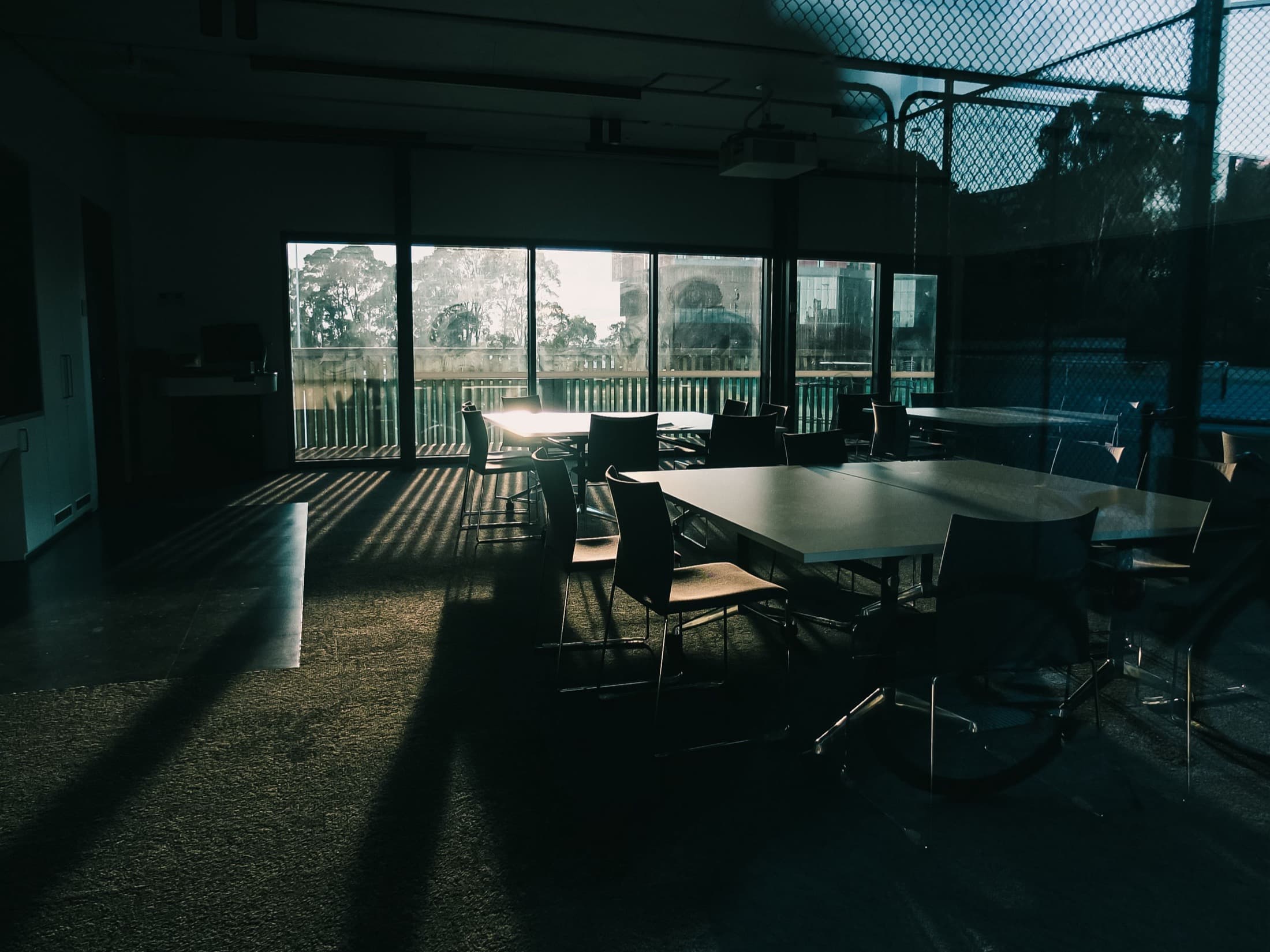 Une salle de réunion vide, en contre-jour
