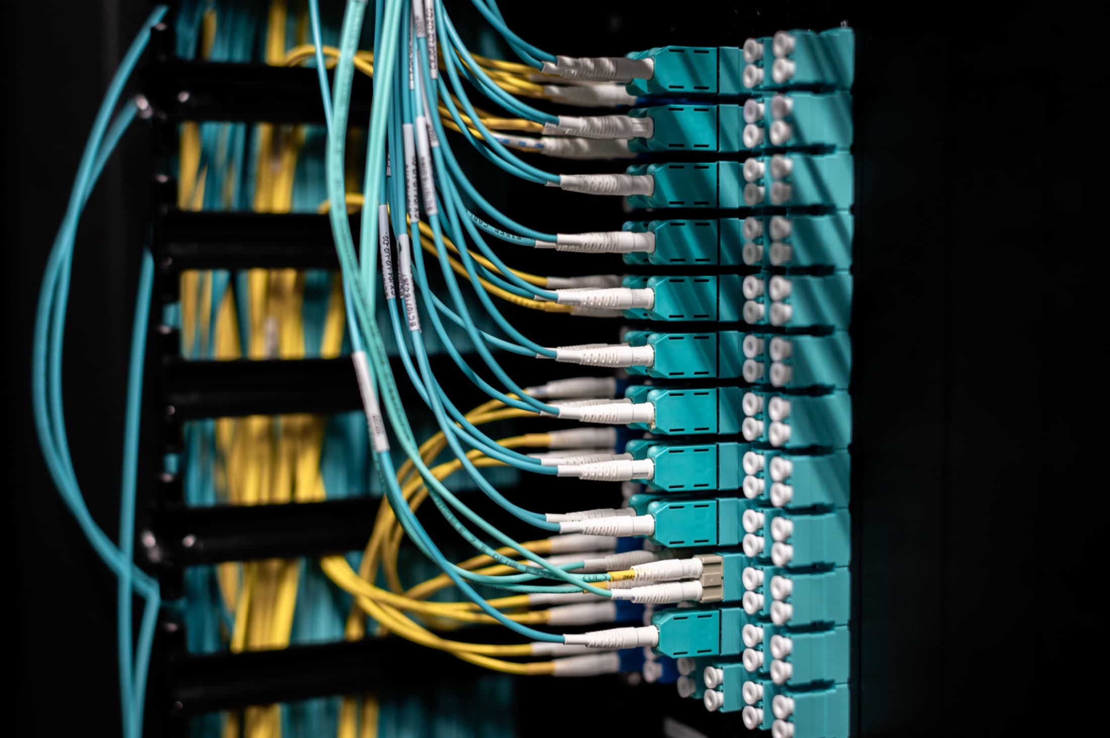 Une baie de brassage et ses centaines de connexions