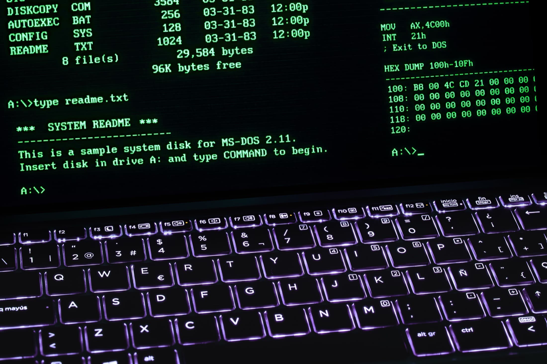 Un écran affiche l'invite d'un vieux système, au-dessus d'un clavier