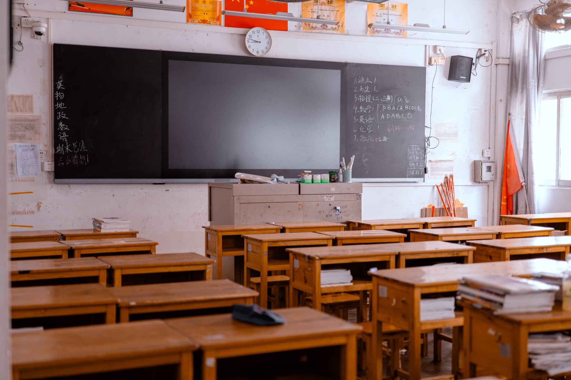 Une salle de classe vide, tables alignées