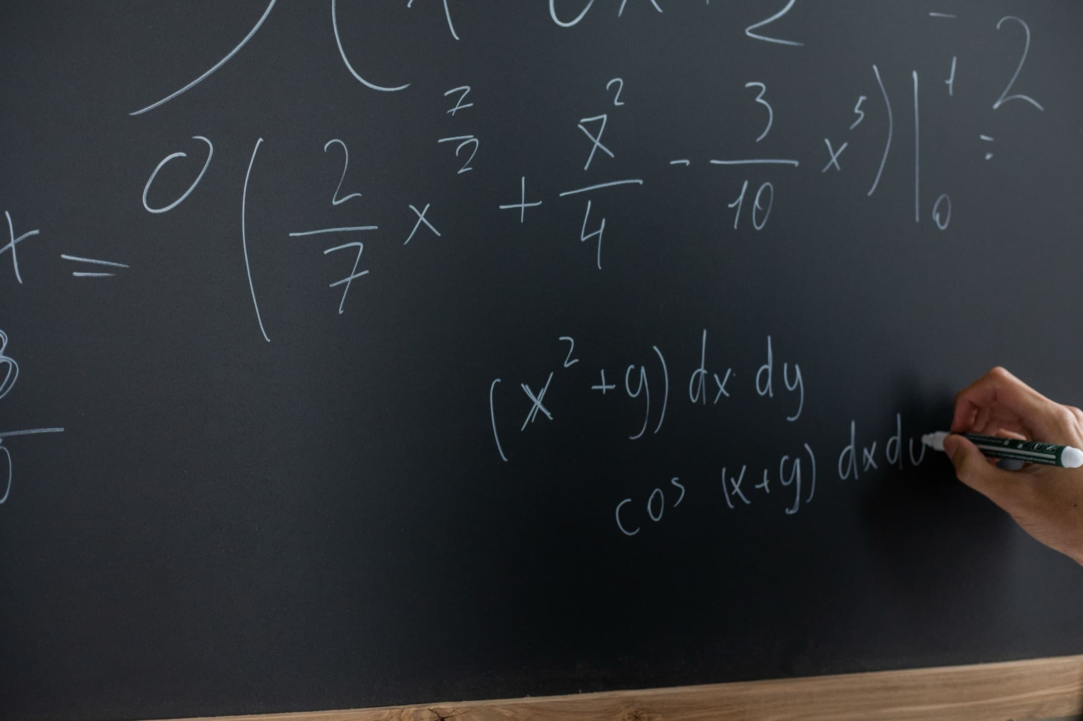 Des équations manuscrites couvrant un tableau