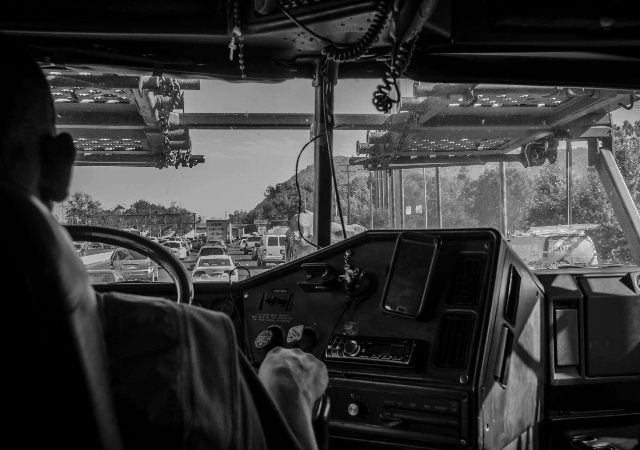 Vue depuis la cabine d'un camion, sur la route