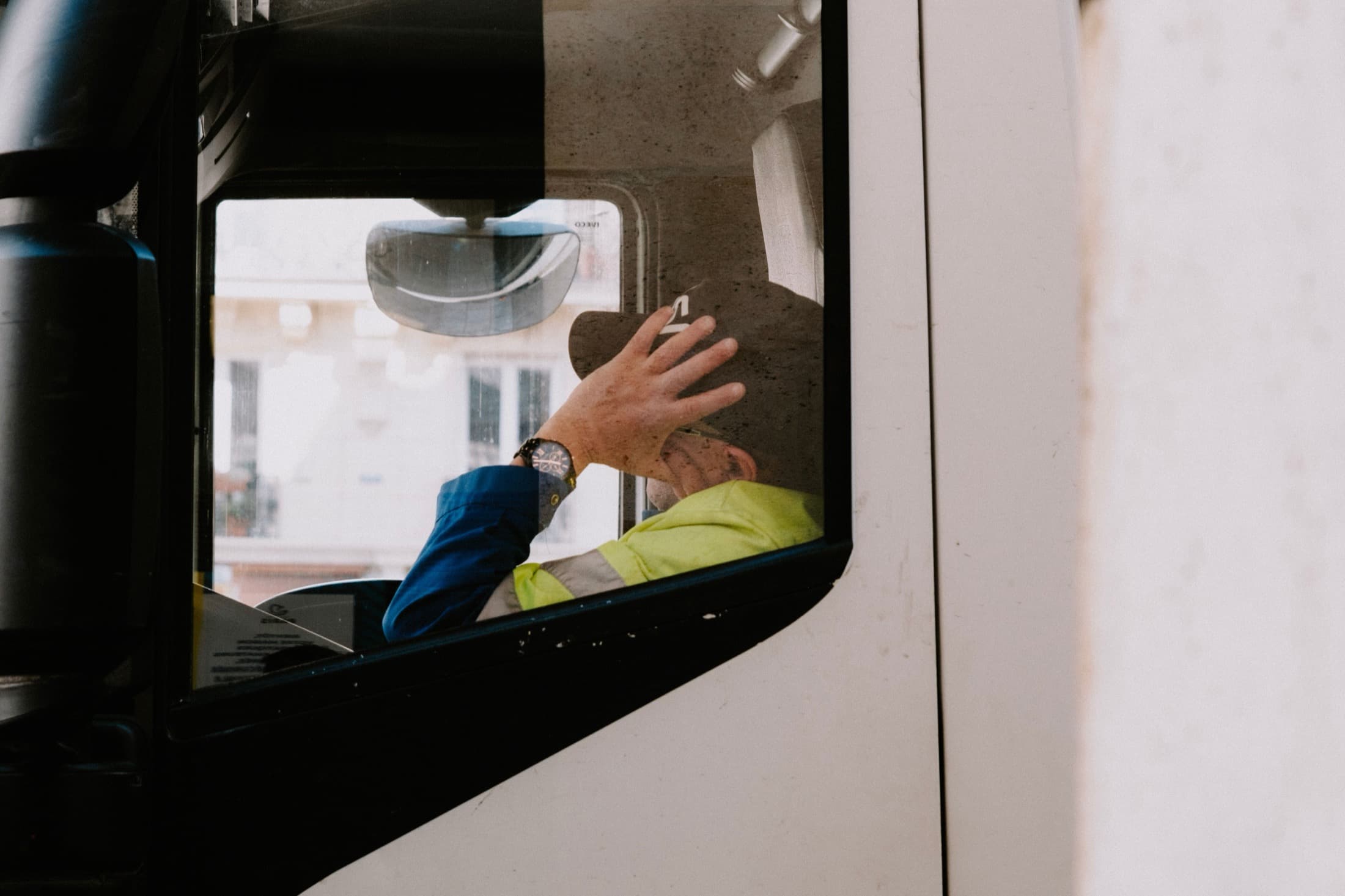 Un chauffeur dans sa cabine, avant le départ