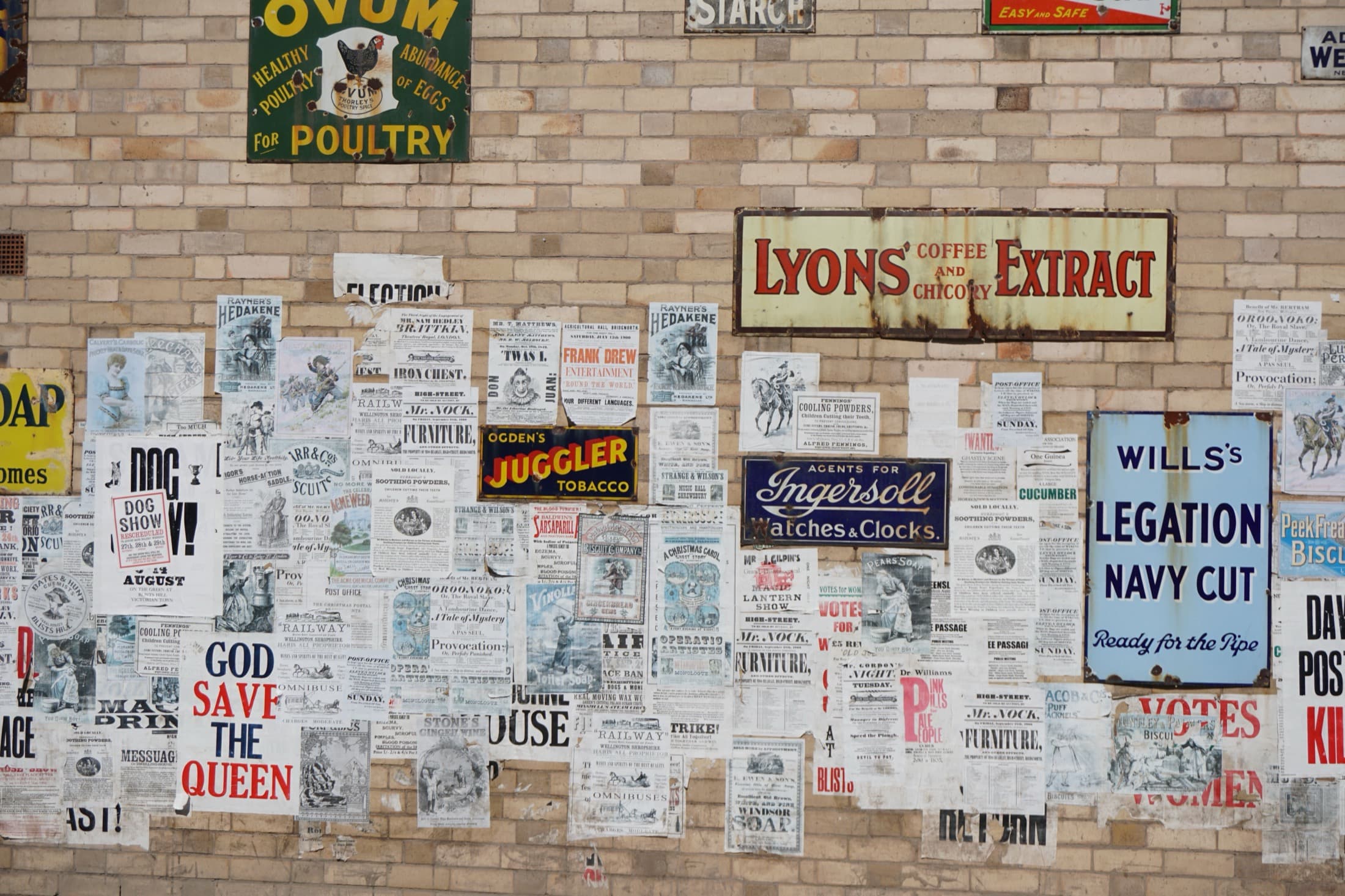 Un mur couvert d'affiches publicitaires anciennes