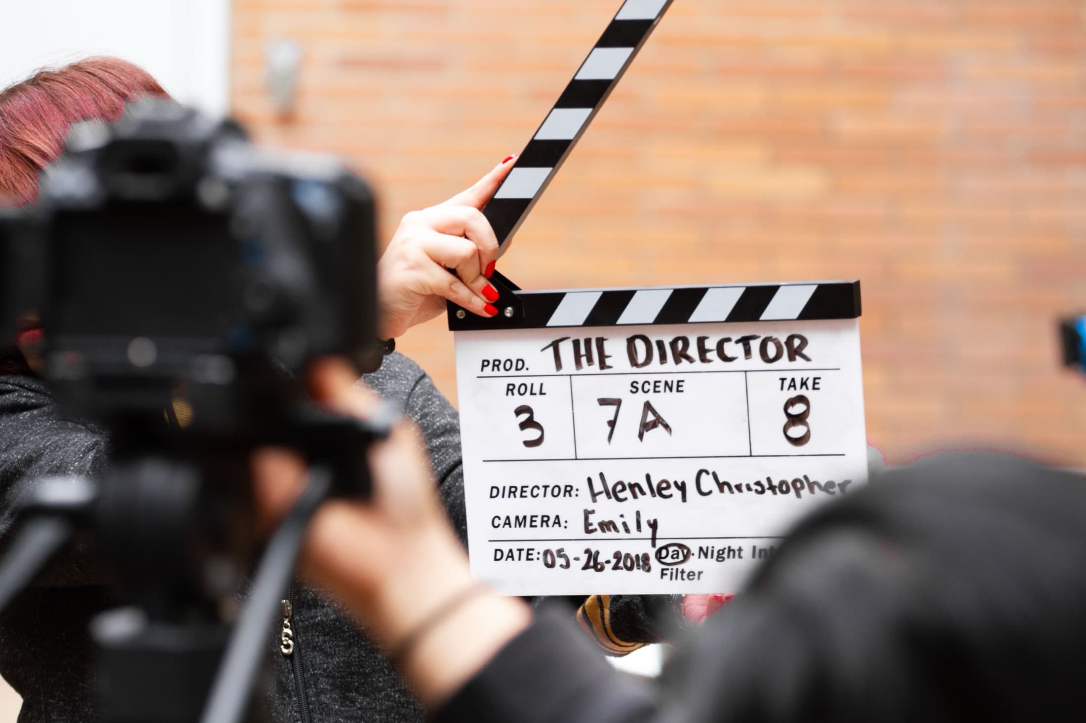 Un clap de tournage devant une caméra