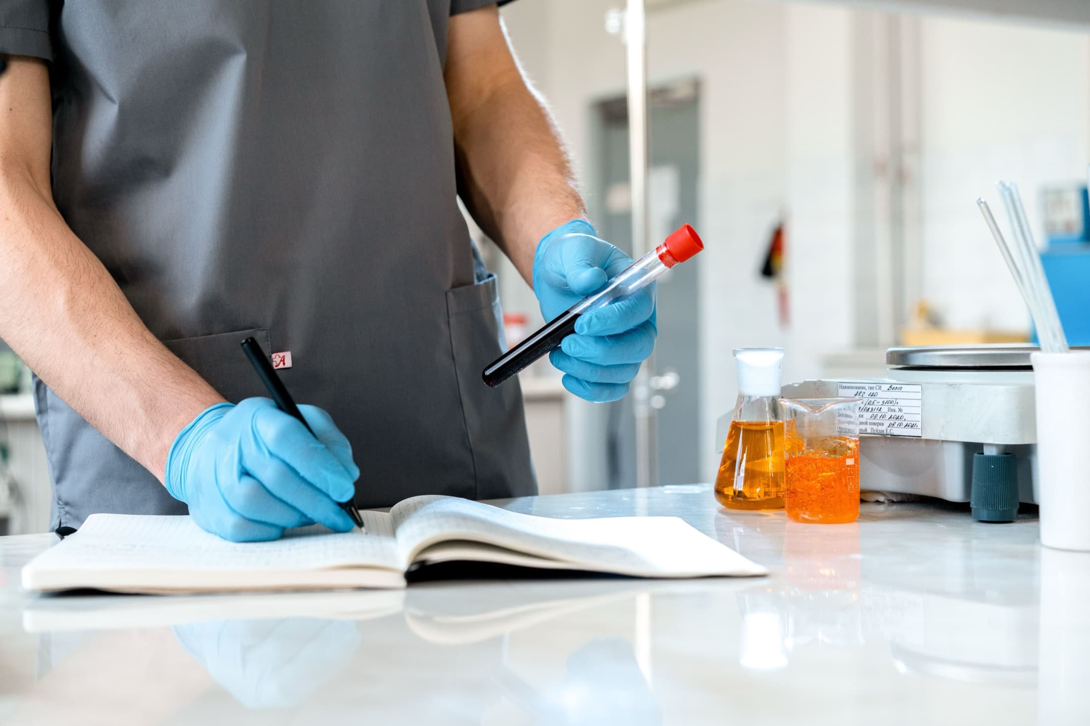 Un chercheur note un résultat dans son cahier de laboratoire