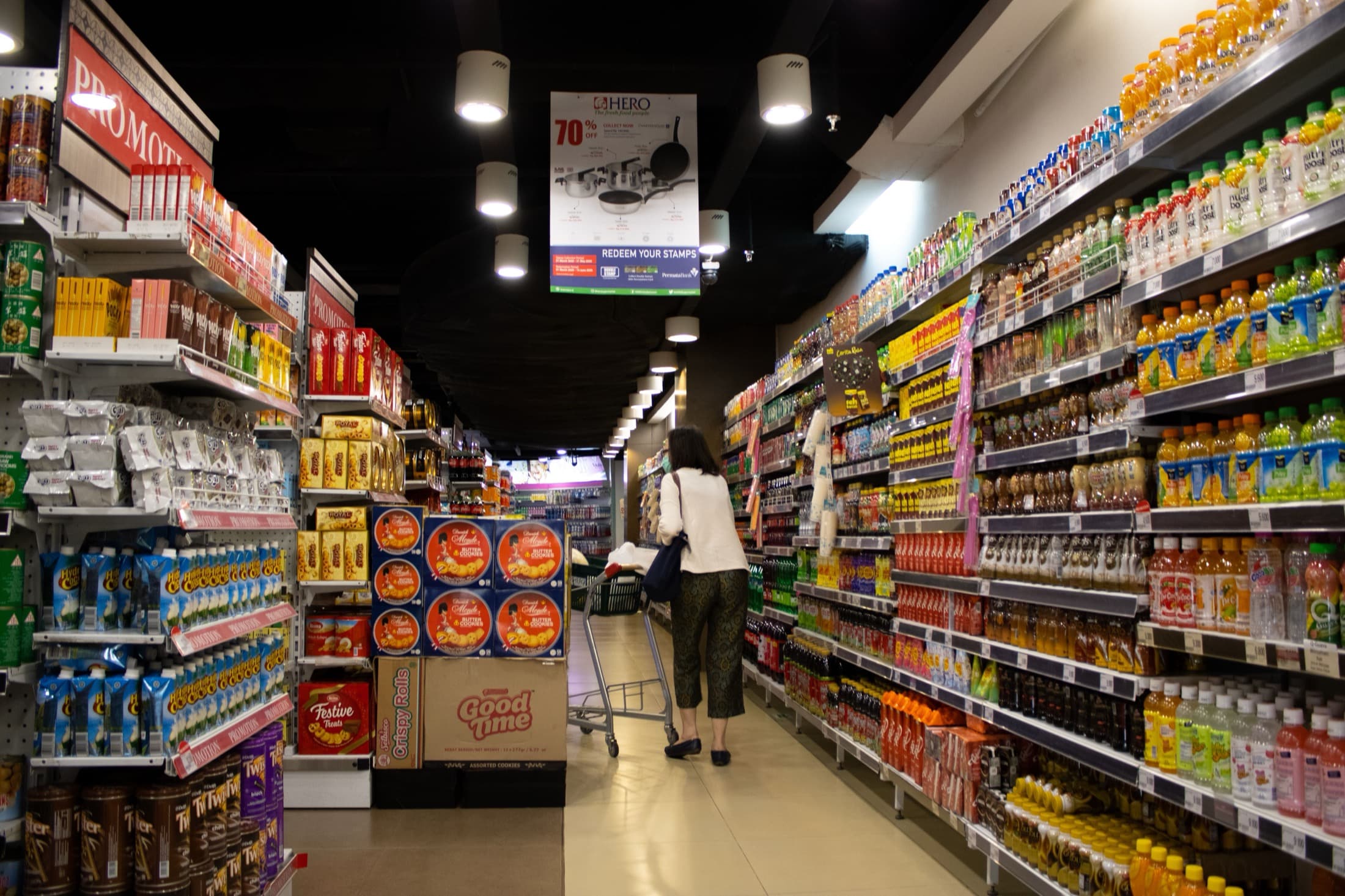 Une allée de magasin, rayons pleins