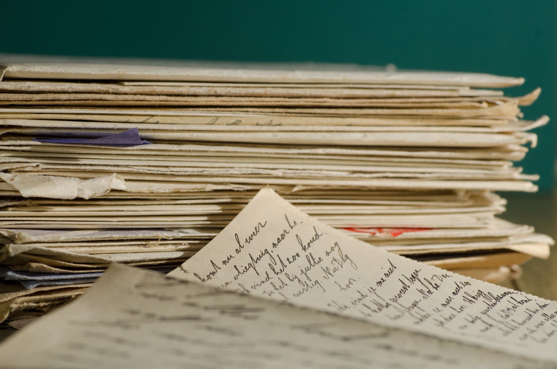 Une pile de dossiers manuscrits, cornés par la consultation