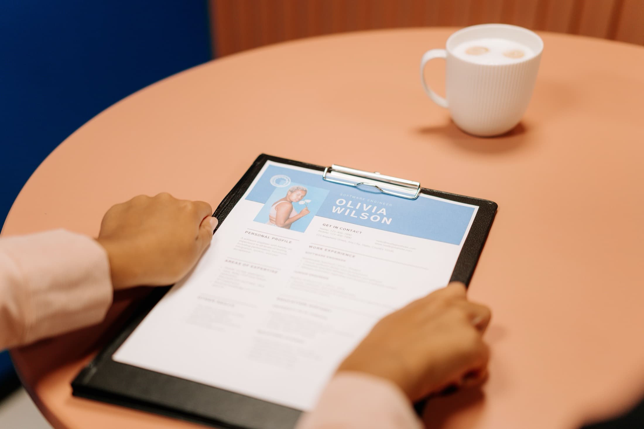 Un recruteur relit un CV pendant un entretien