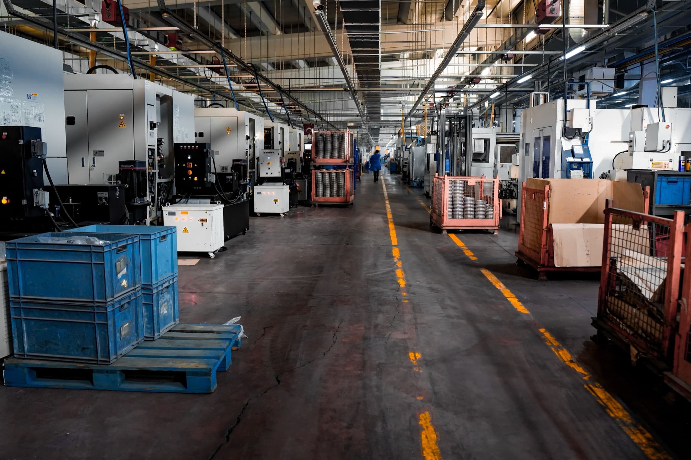 Une allée d'atelier bordée de machines