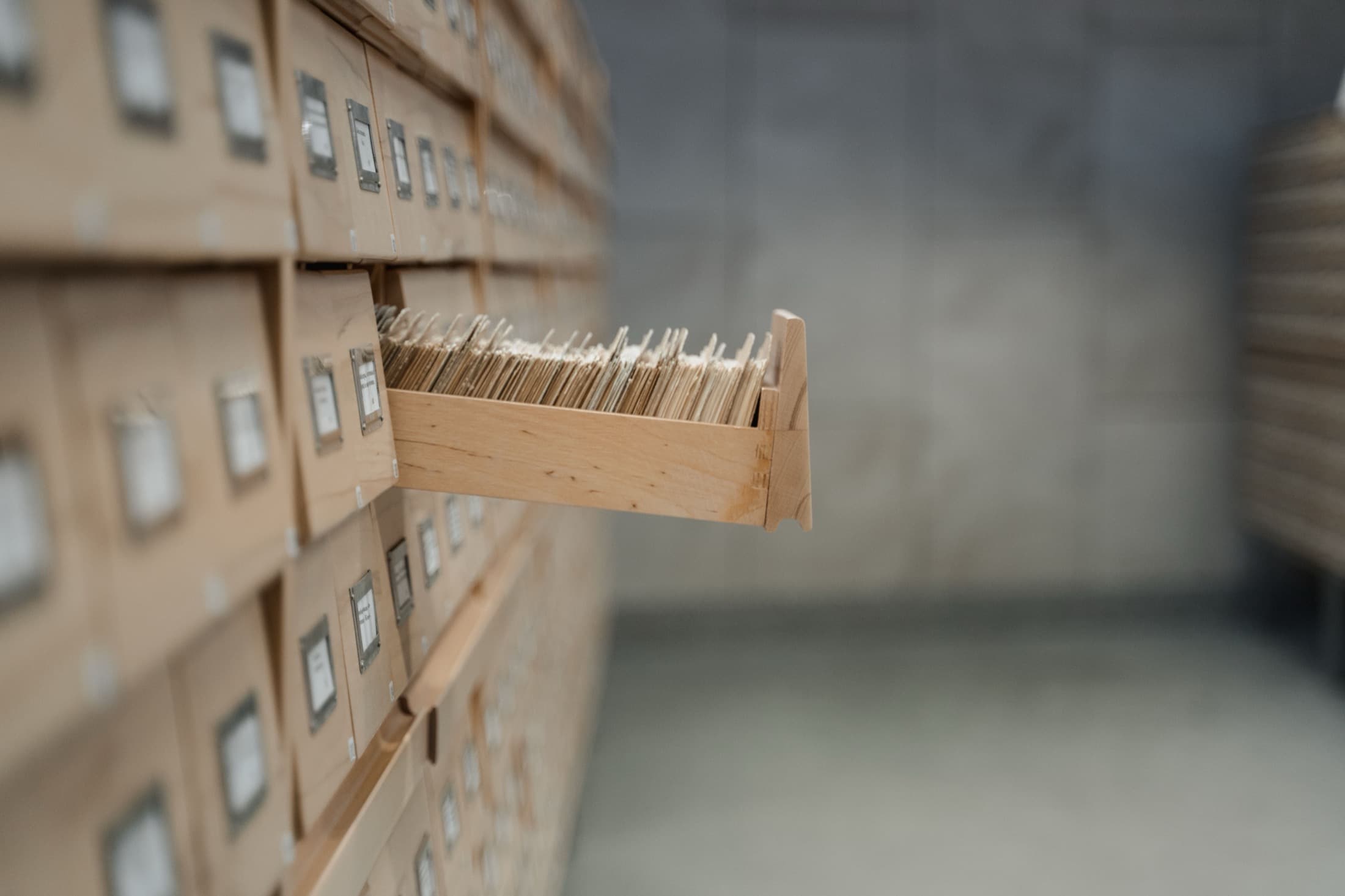 Des casiers d'archives municipales, tiroirs de fiches ouverts