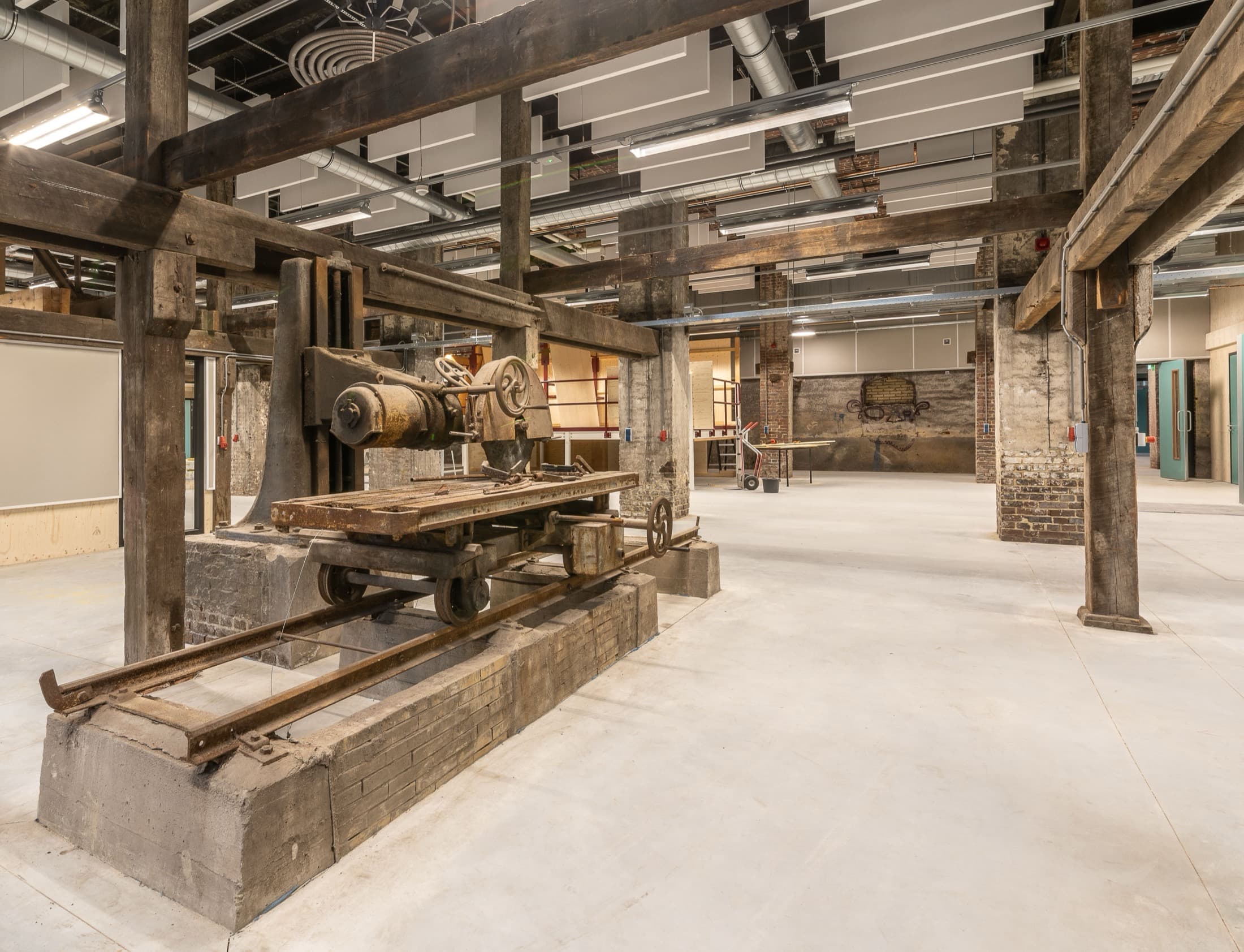 Un atelier ancien et sa machine, à l'arrêt