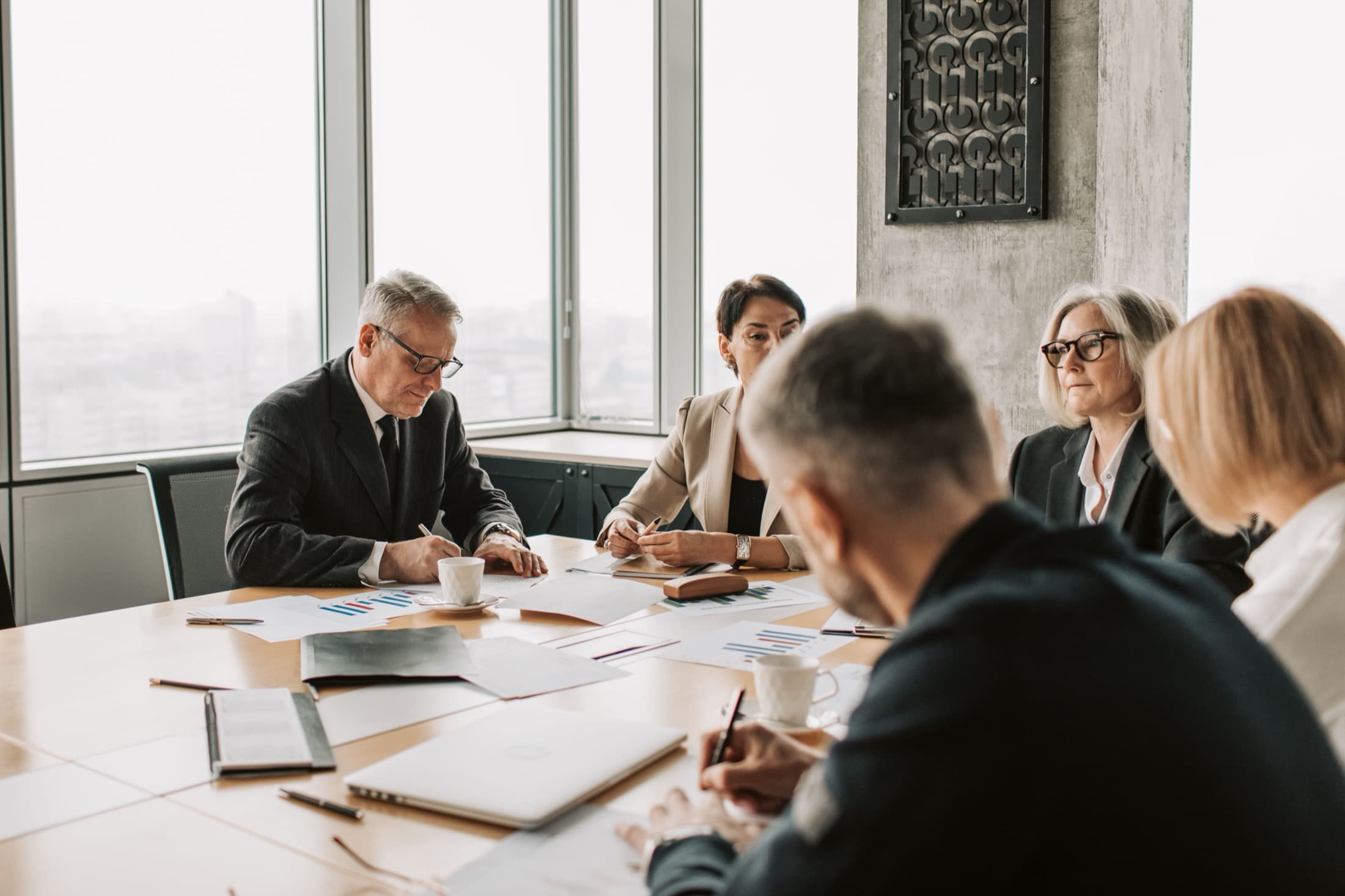 Un comité de direction réuni autour d'une table de travail