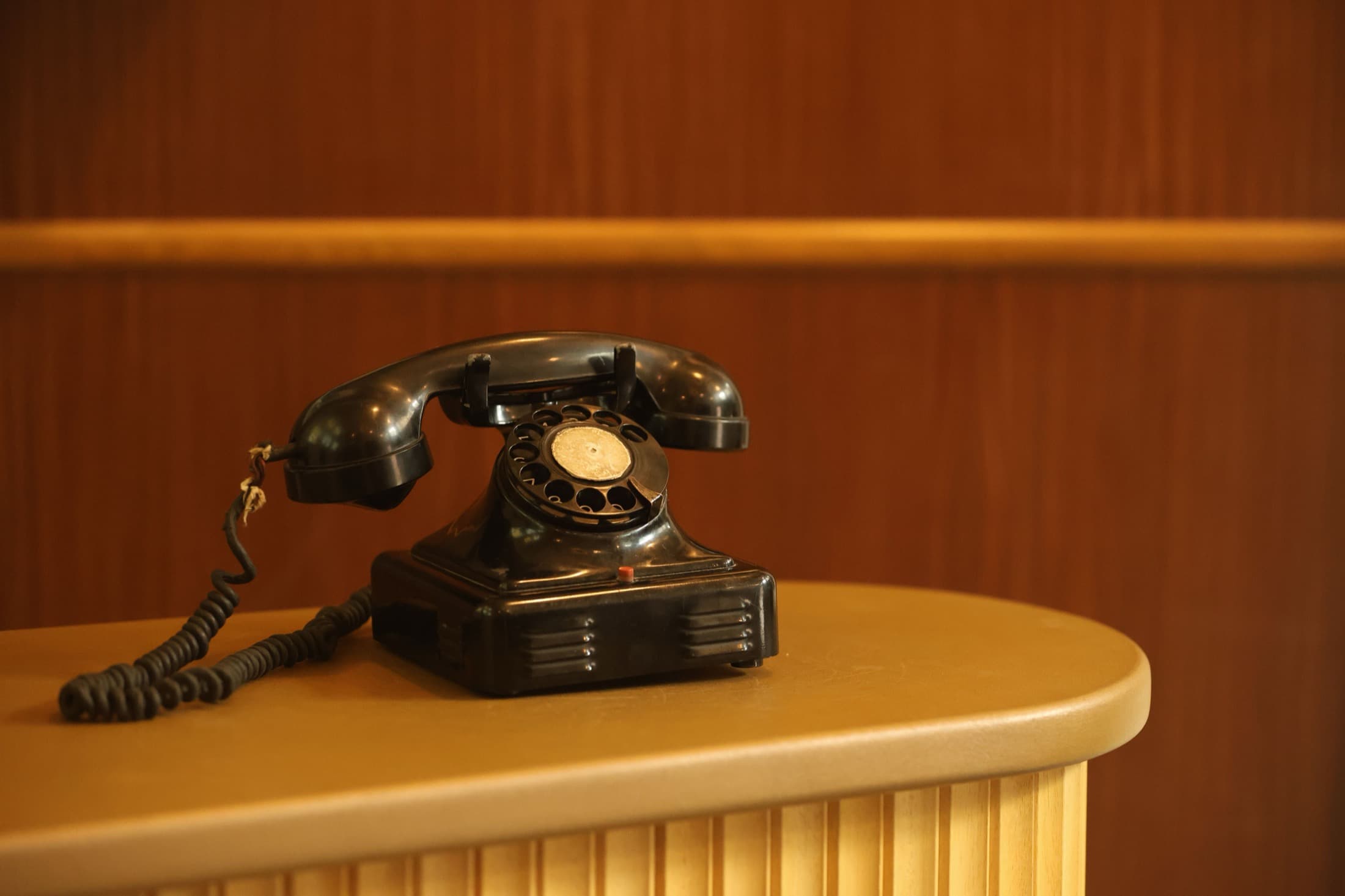 Un téléphone ancien sur le comptoir d'un hôtel