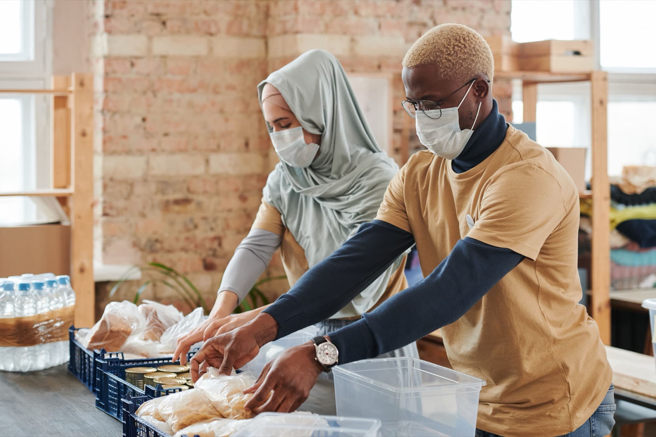 Deux bénévoles préparent une distribution alimentaire