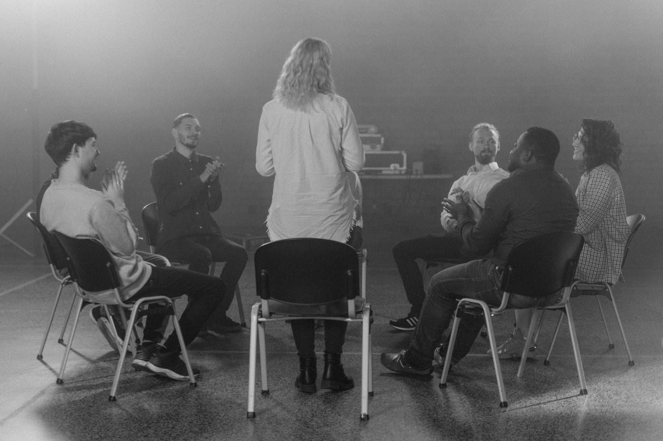 Une réunion d'équipe en cercle, dans une salle commune