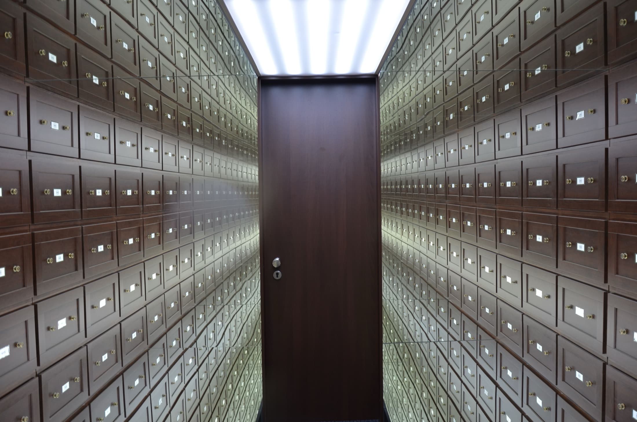 Un couloir de coffres, portes métalliques alignées