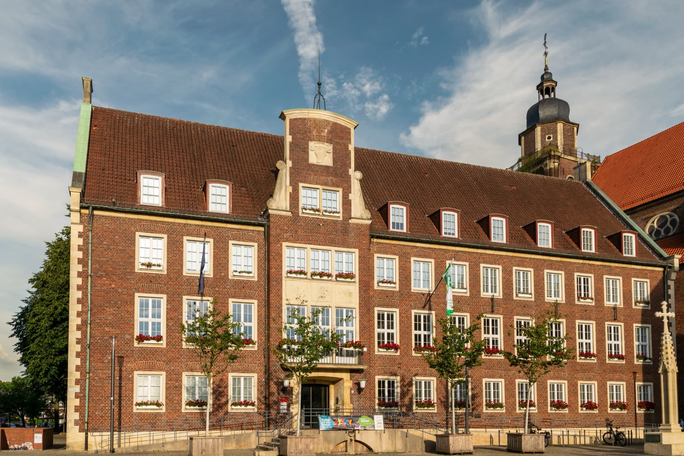 Un bâtiment administratif en brique, vu de la rue