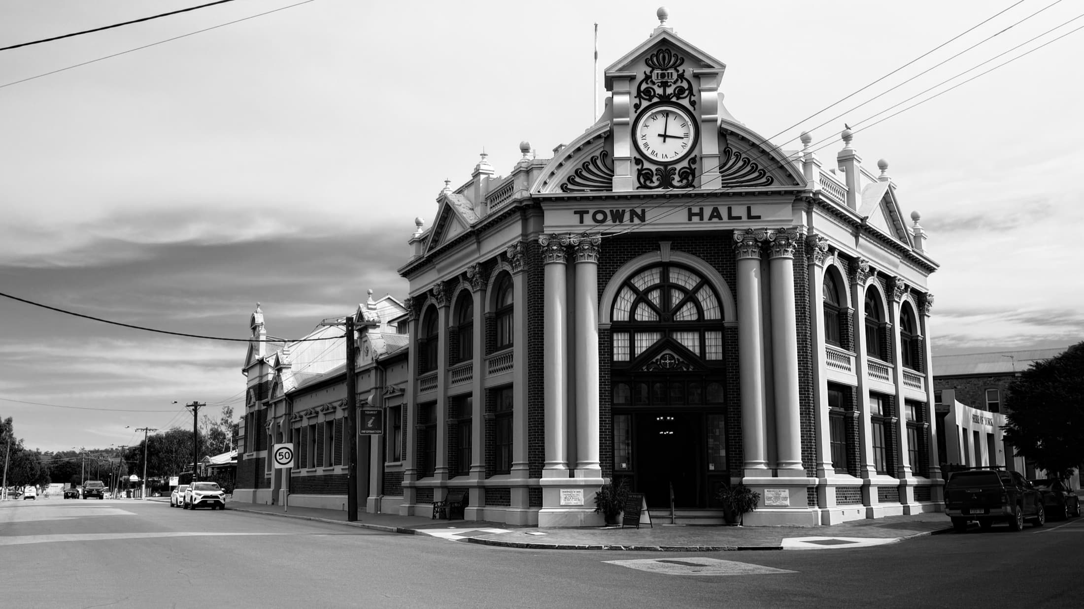 La façade d'un hôtel de ville, en noir et blanc