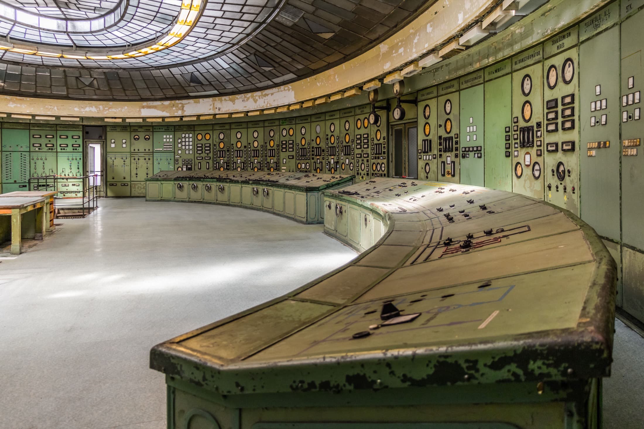 Une salle de contrôle d'une centrale, ses tableaux d'instruments
