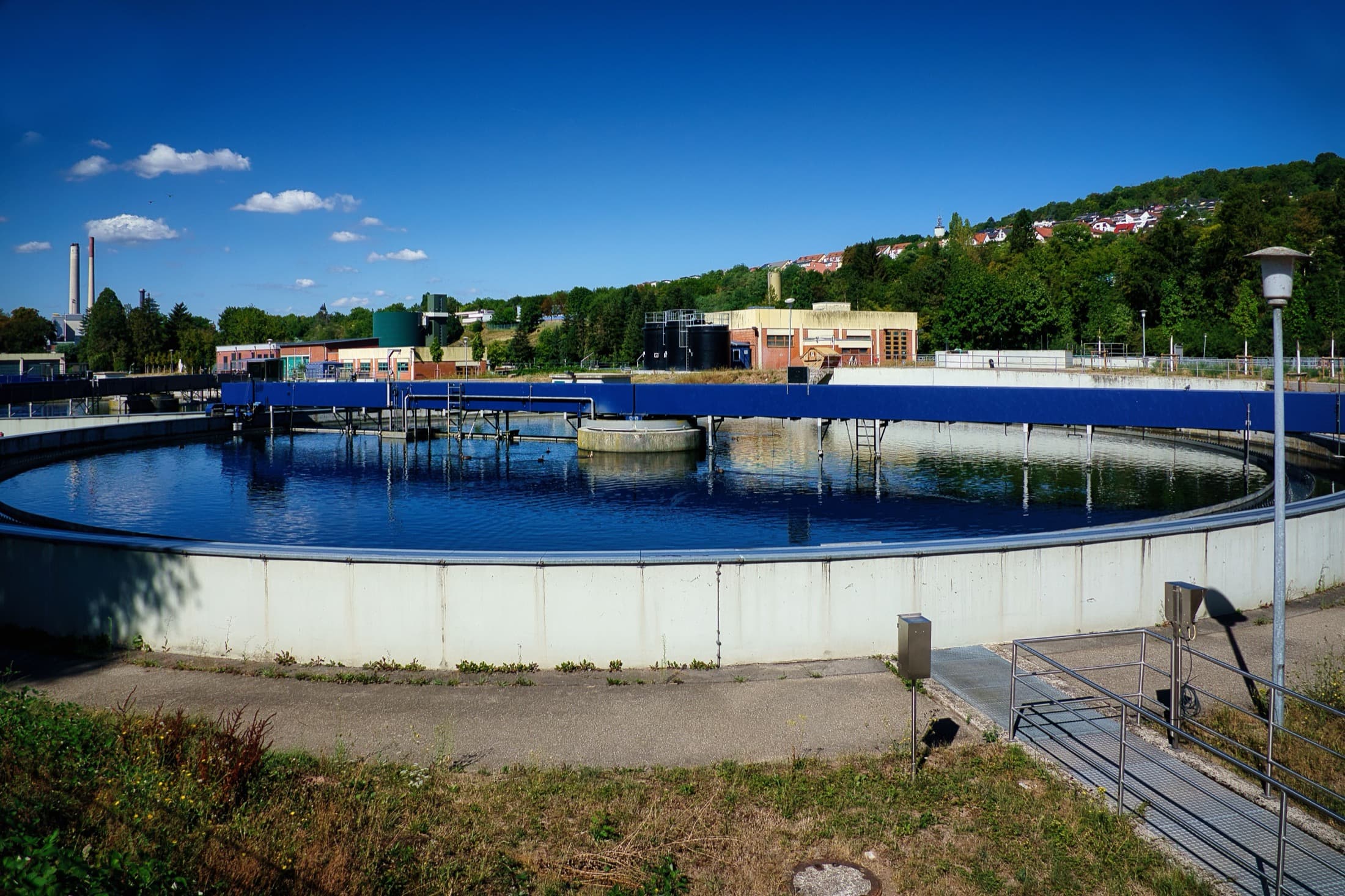 Les bassins circulaires d'une station d'épuration