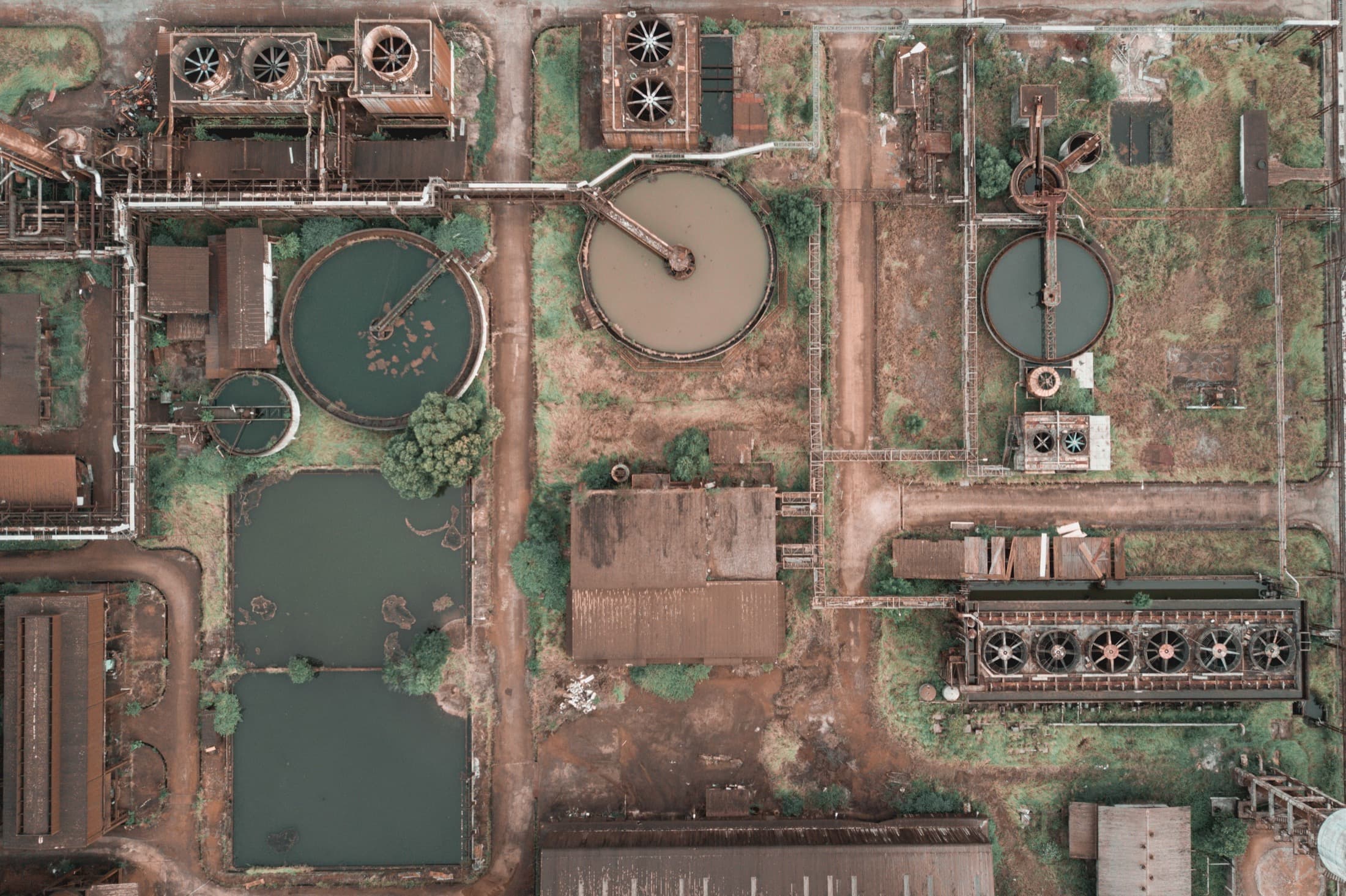 Une usine de traitement des eaux vue à la verticale