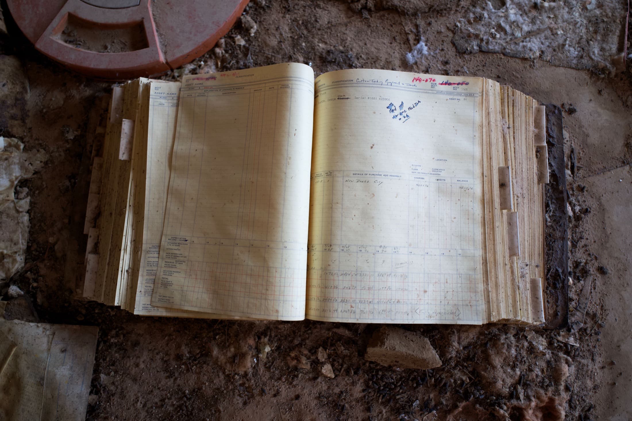 Un registre comptable manuscrit, ouvert et jauni
