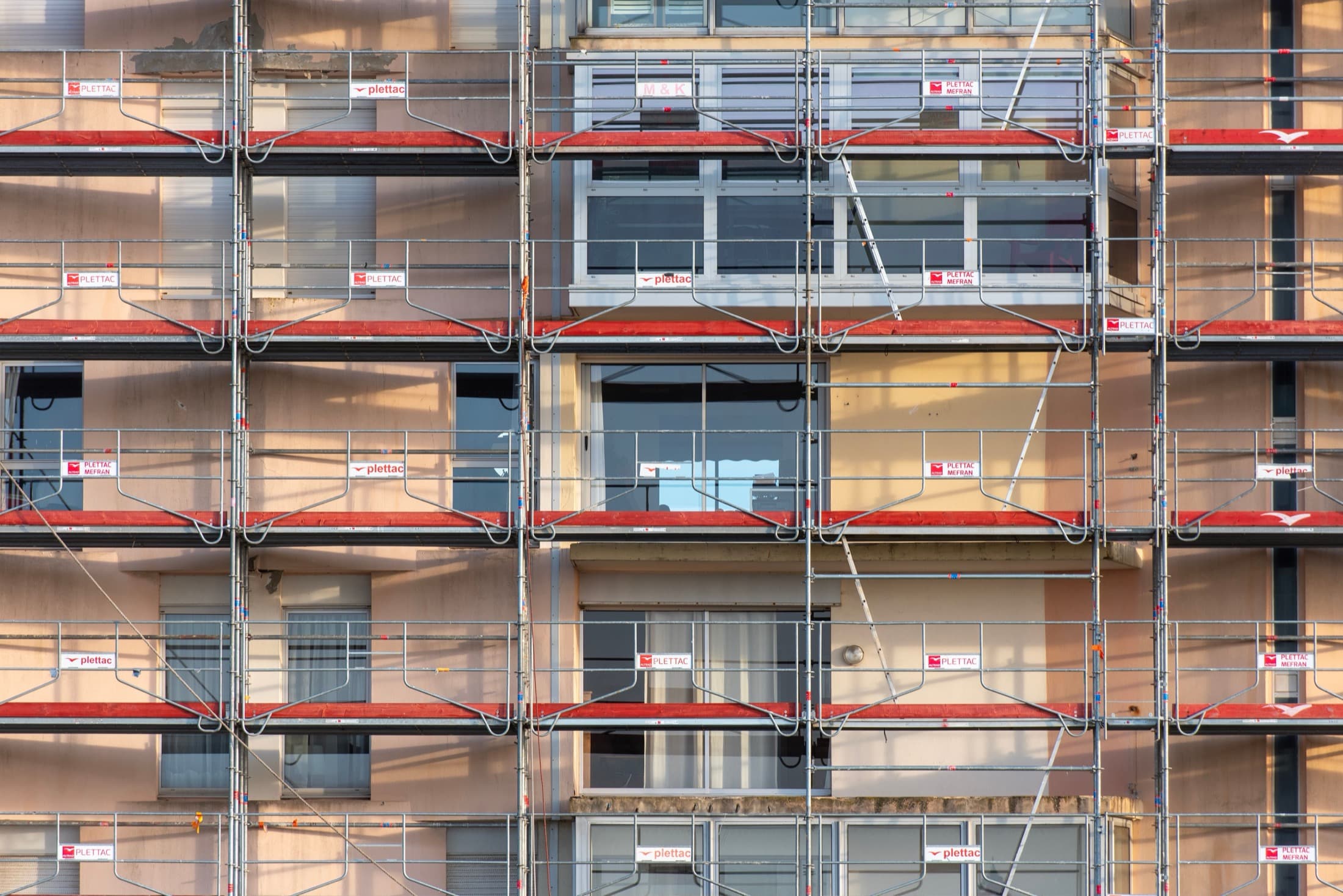 Une façade d'immeuble entièrement échafaudée