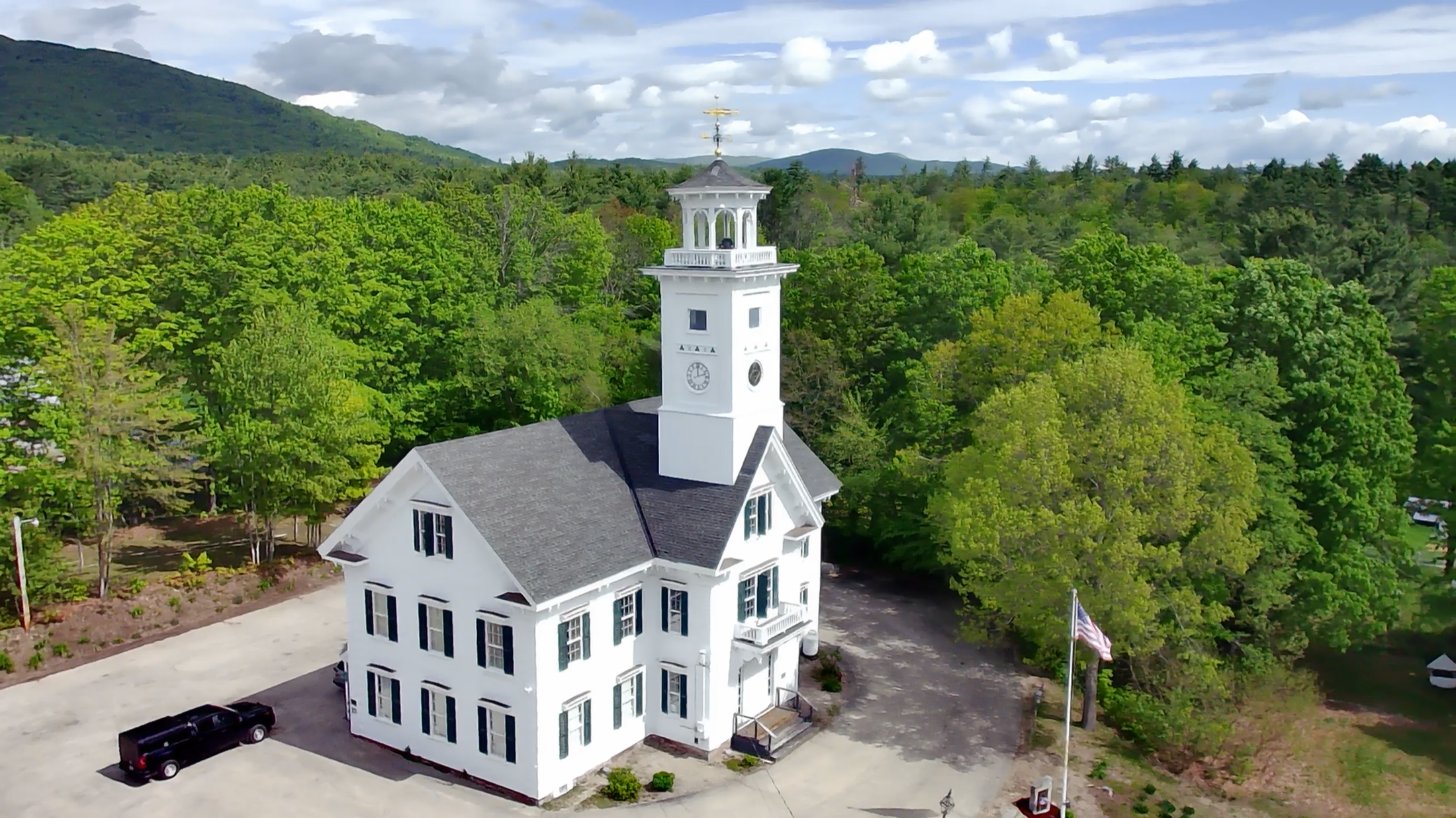 Une petite mairie de village, isolée dans la campagne