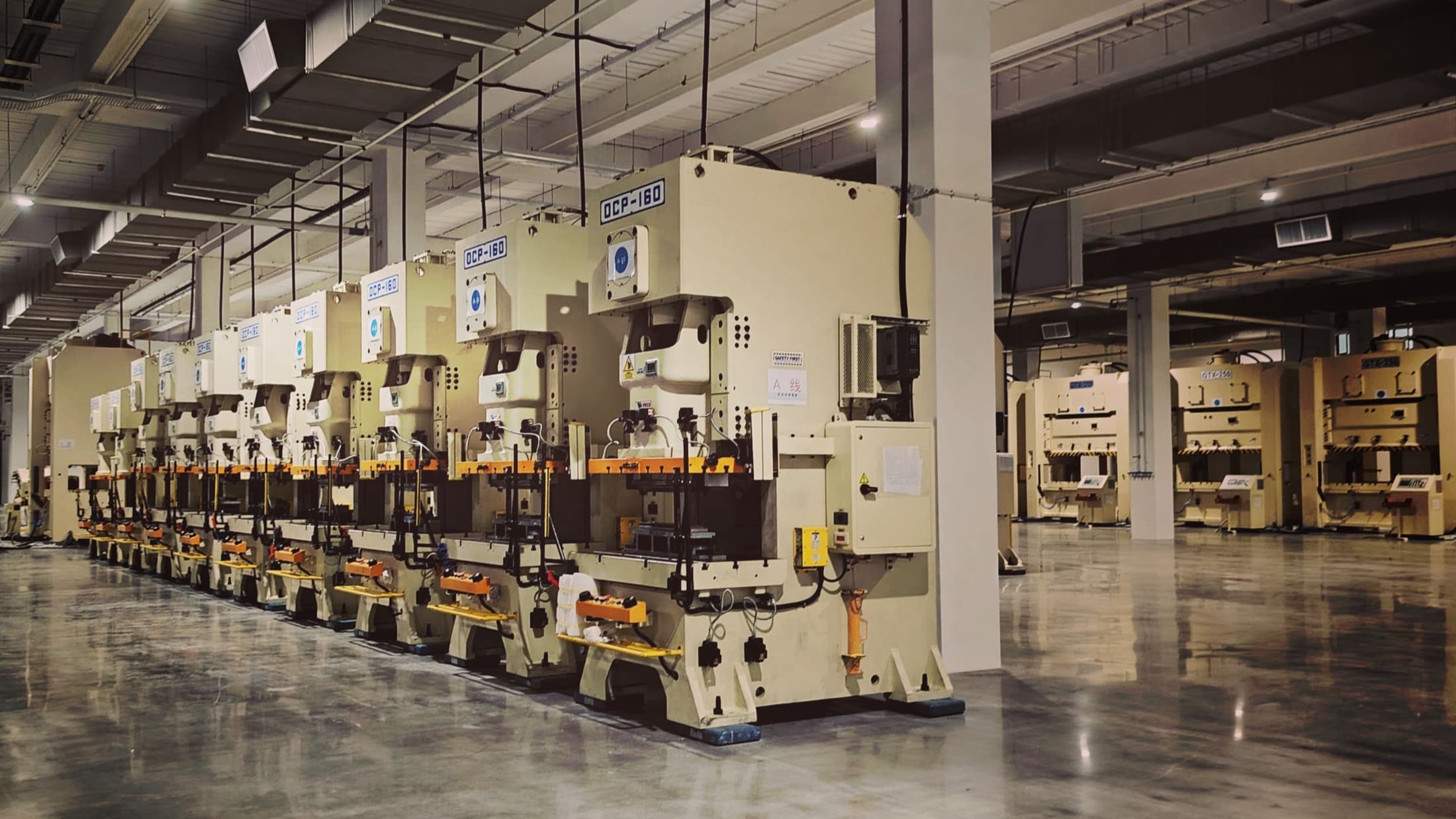 Une ligne de presses à l'arrêt dans un atelier